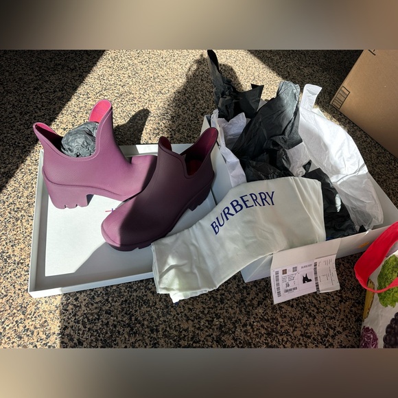 NEW Burberry 8.5 women’s high heeled boot purple, brand new, never worn - Picture 13 of 14
